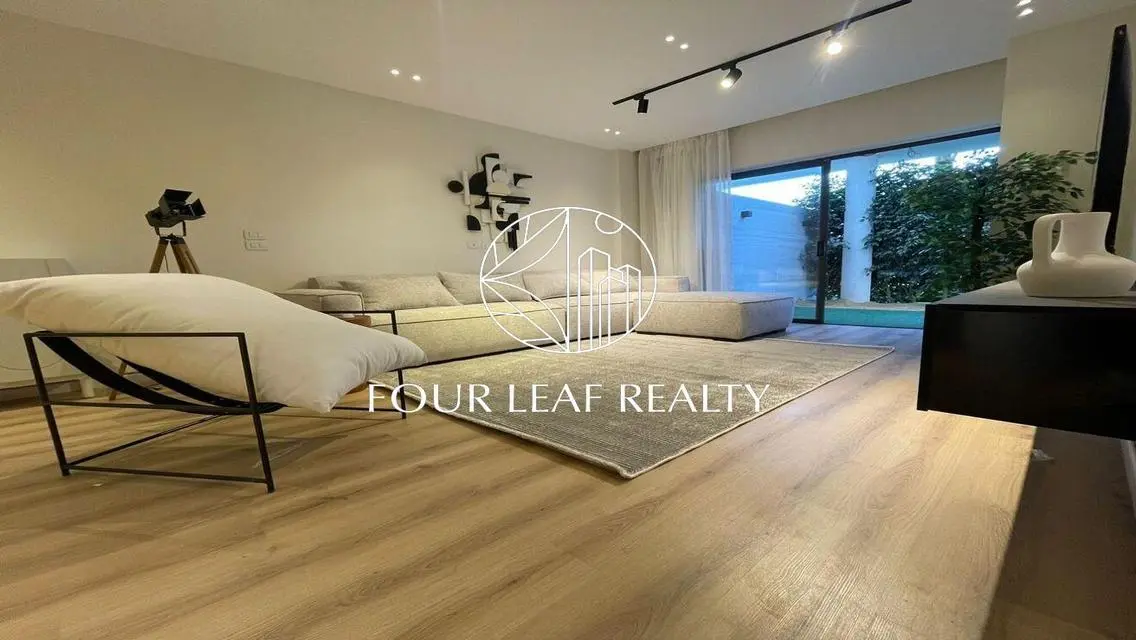 Luxury Apartment with Stunning Lake View