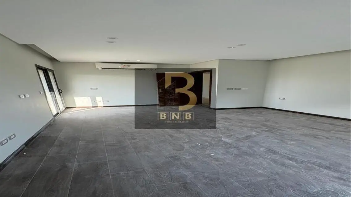 Modern Apartment with Pool and Great Amenities