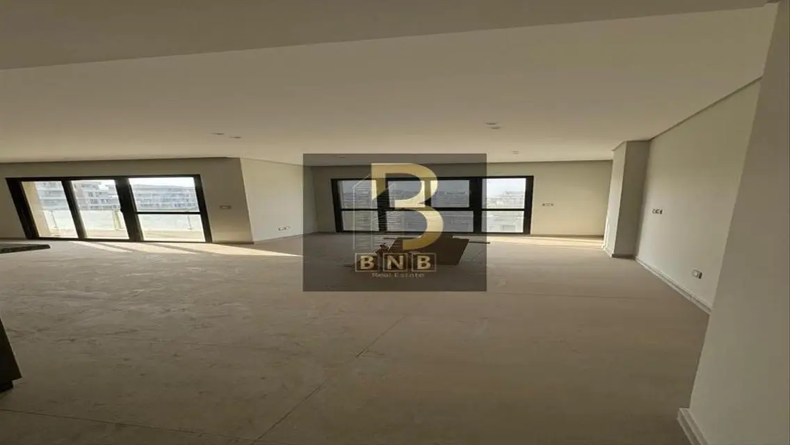 Modern Apartment with Pool and Great Amenities