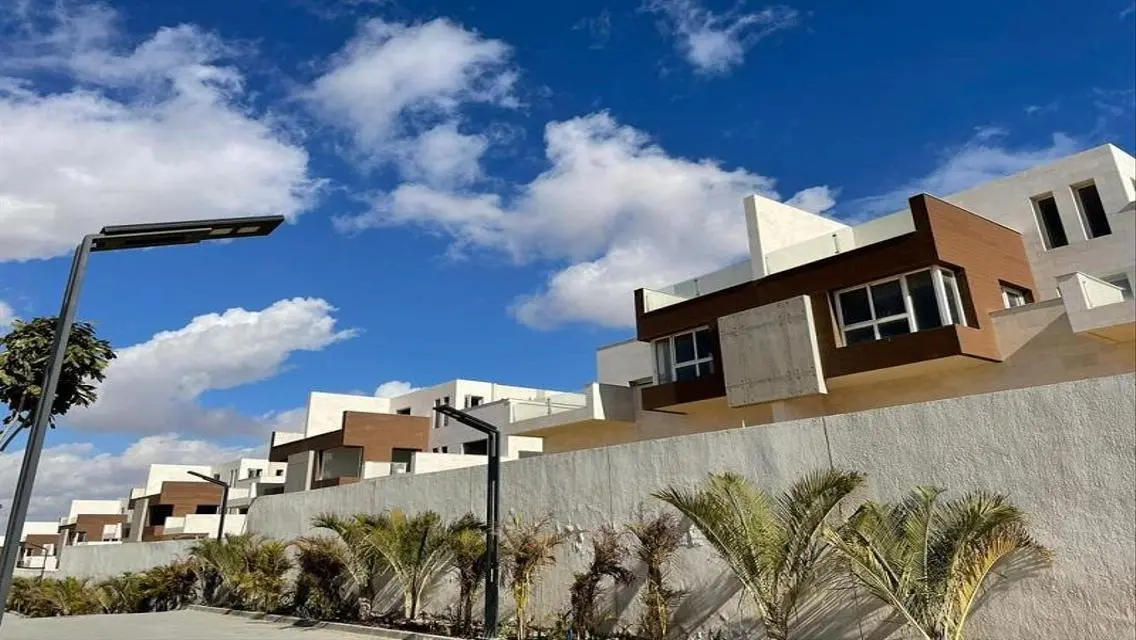فيلا فاخرة بمساحة واسعة مع مسبح خاص وحديقة