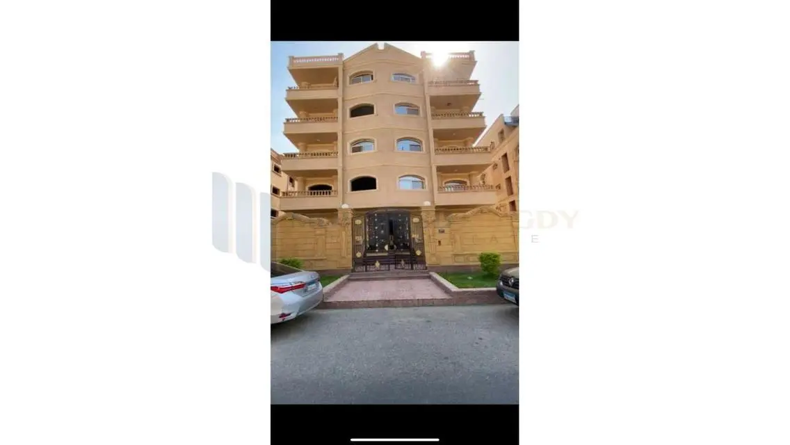 عقار رائع بمساحة 250 متر مع شرفة تطل على معلم رئيسي