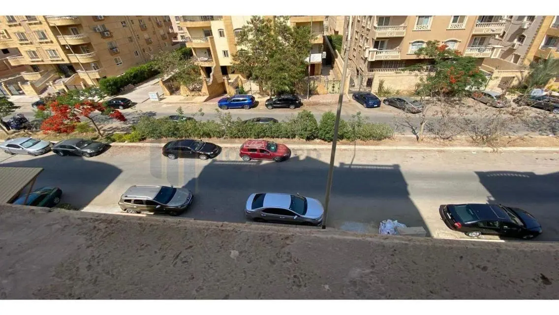 عقار رائع بمساحة 250 متر مع شرفة تطل على معلم رئيسي