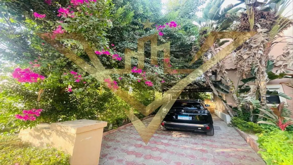 فيلا فاخرة مع حديقة خاصة ومسبح مشترك للبيع