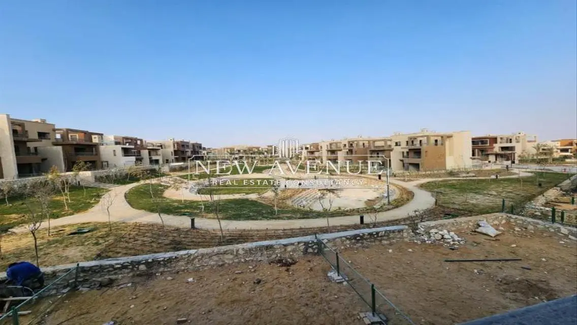 فيلا فاخرة مع حديقة خاصة ومسبح مشترك