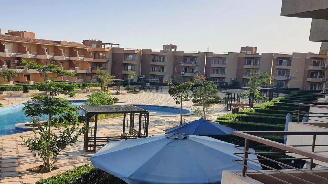 Luxury Apartment Overlooking Lakes with Shared Pool in Prime Location