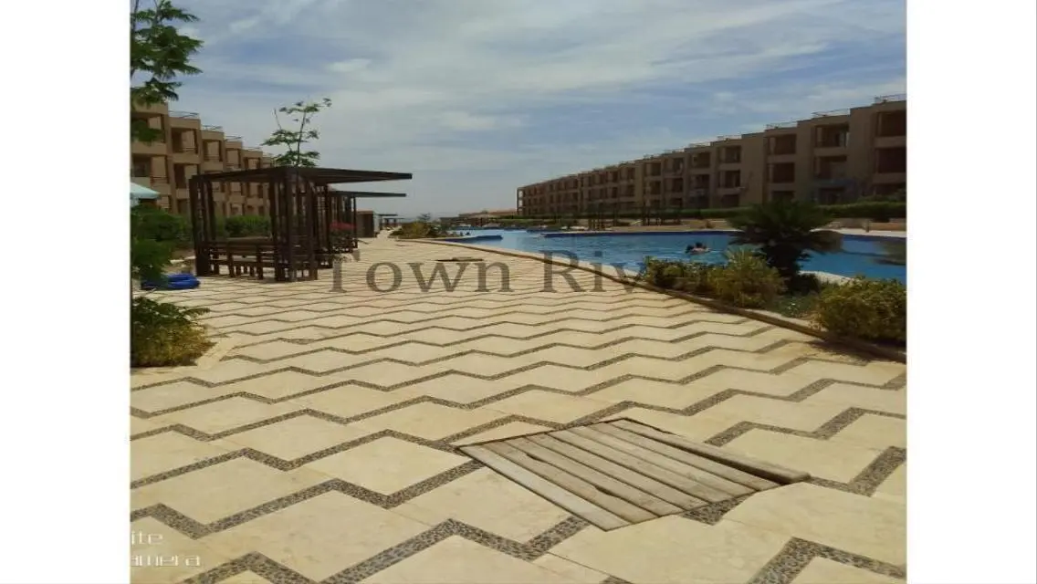 Luxury Apartment Overlooking Lakes with Shared Pool in Prime Location