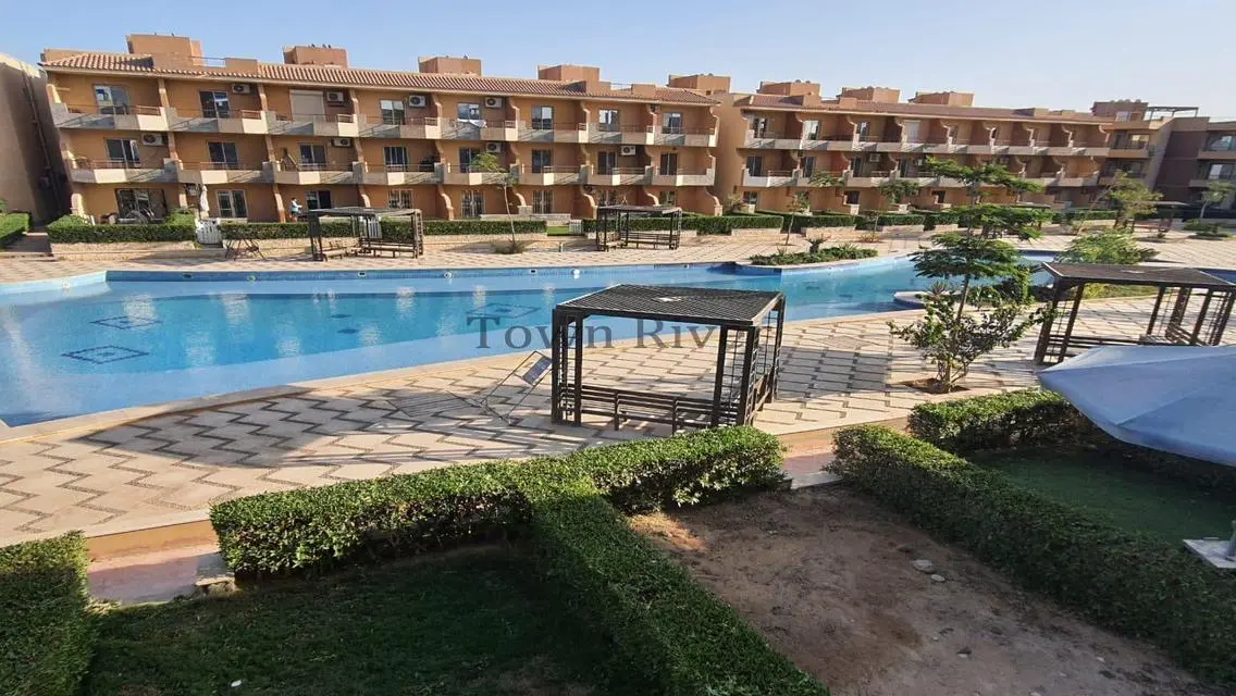 Luxury Apartment Overlooking Lakes with Shared Pool in Prime Location