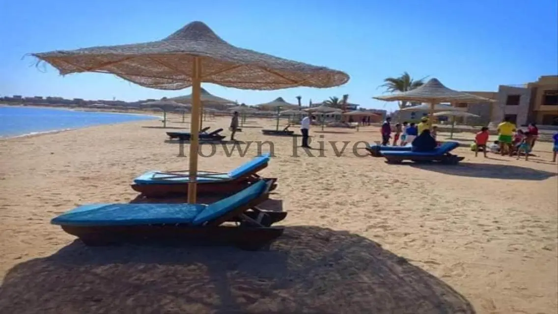 Luxury Apartment Overlooking Lakes with Shared Pool in Prime Location