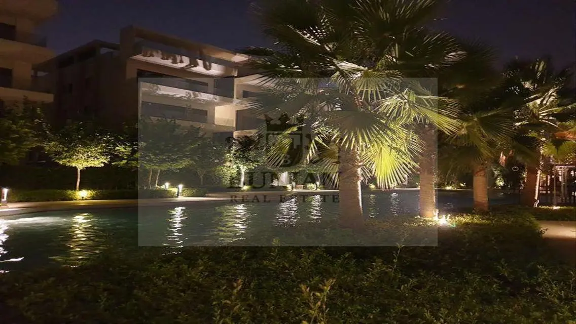 فيلا فاخرة للبيع في دوست ثاني على بحيرات