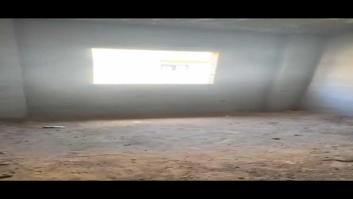شقة للبيع بمساحة واسعة في قلب المدينة