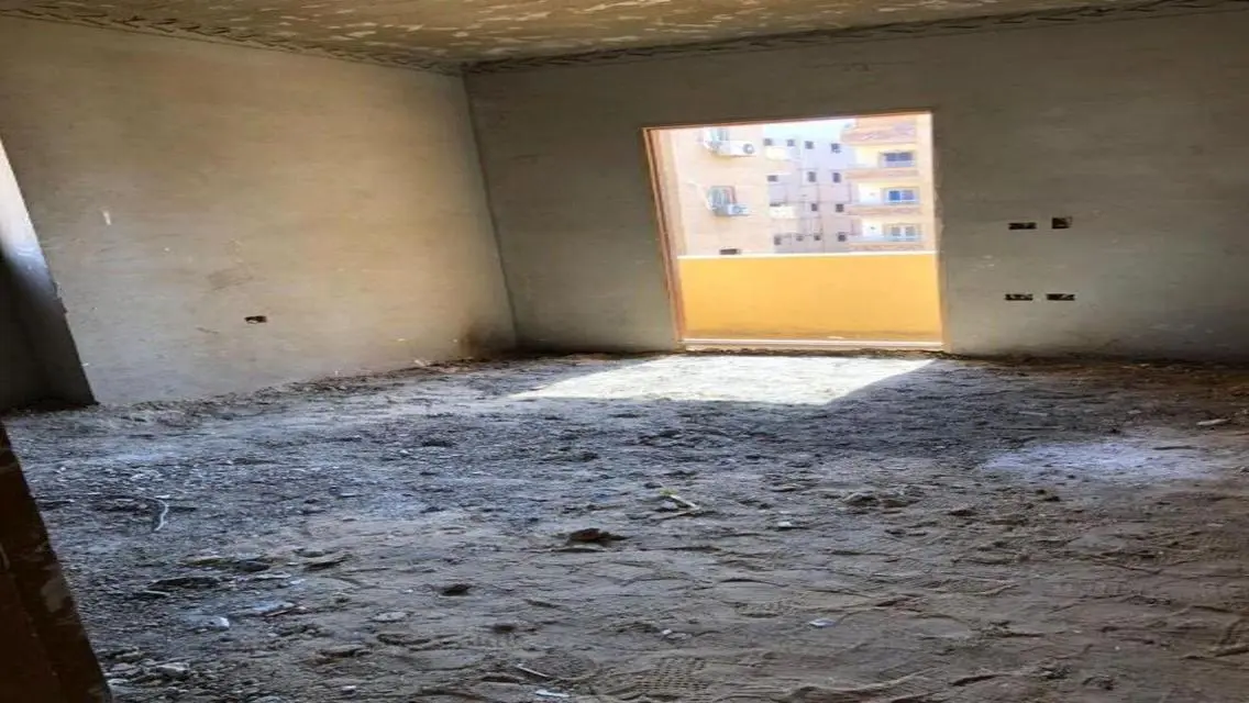 شقة للبيع بمساحة واسعة في قلب المدينة