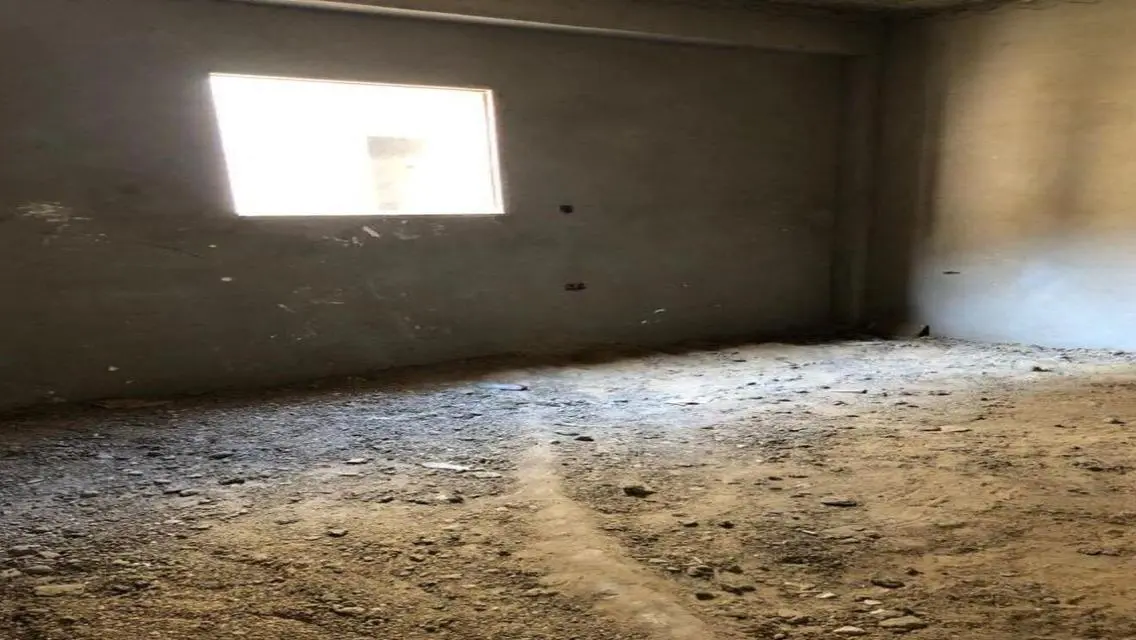 شقة للبيع بمساحة واسعة في قلب المدينة