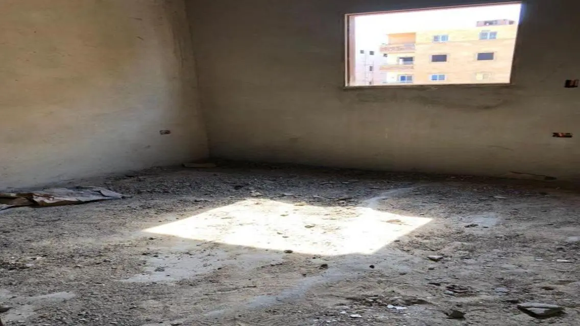 شقة للبيع بمساحة واسعة في قلب المدينة