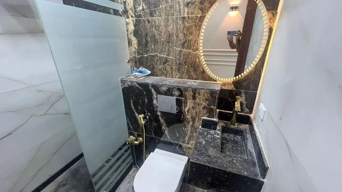 Luxury 3 Bedroom Apartment with Balcony