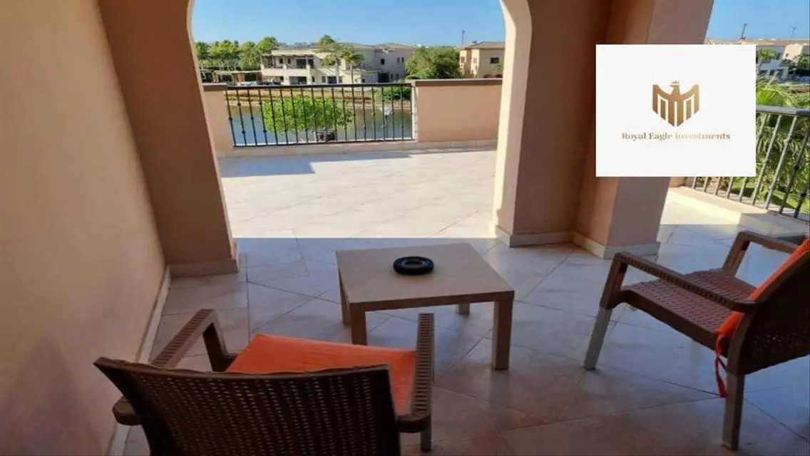 فيلا فاخرة للبيع مع مسبح خاص وحديقة