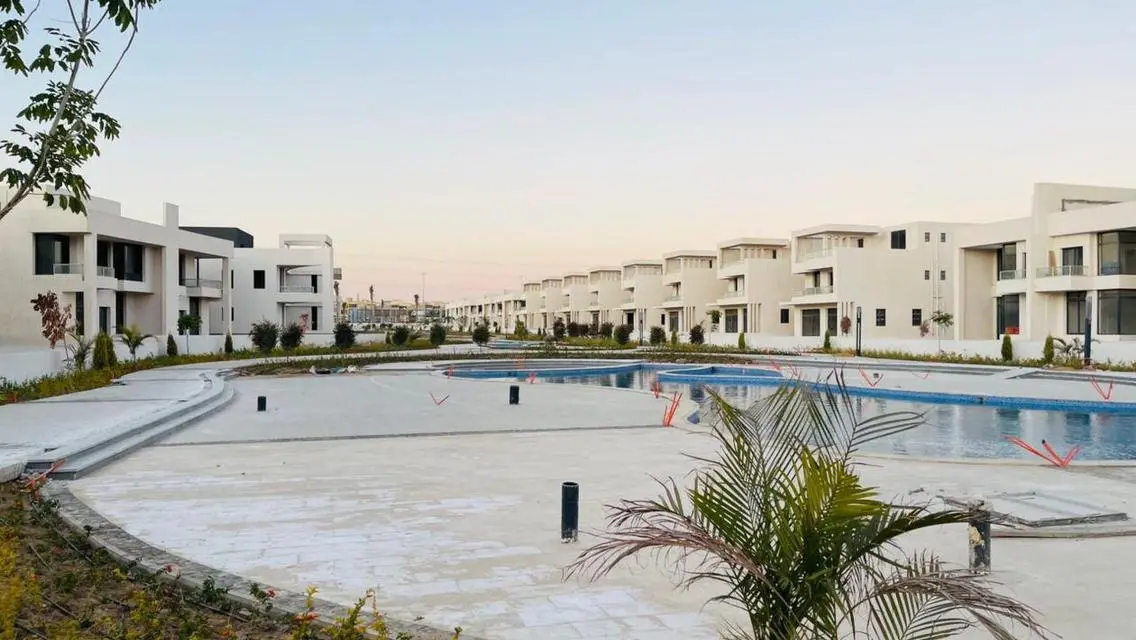 عقار فخم للبيع مع إطلالات رائعة