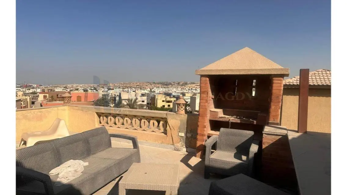 فيلا فاخرة مع حديقة خاصة وإطلالة رائعة - 16,000,000 ج