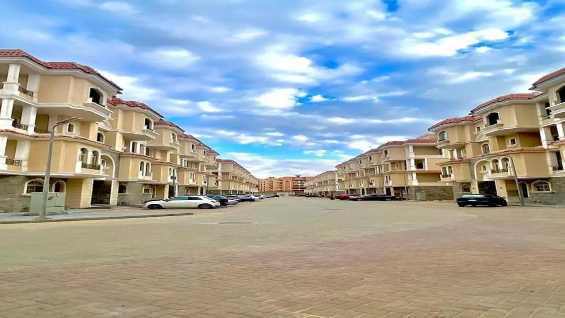 شقة فاخرة للإيجار بمساحة واسعة مع مرافق متميزة
