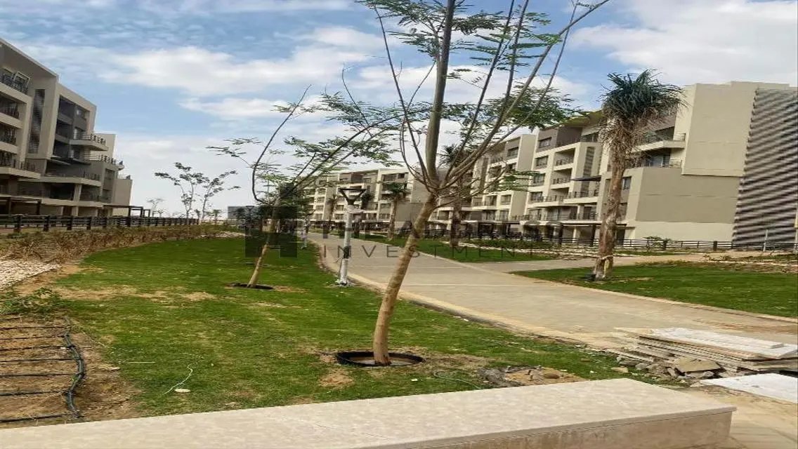 استثمار الفرص: عقار مميز مع حارس أمن للبيع