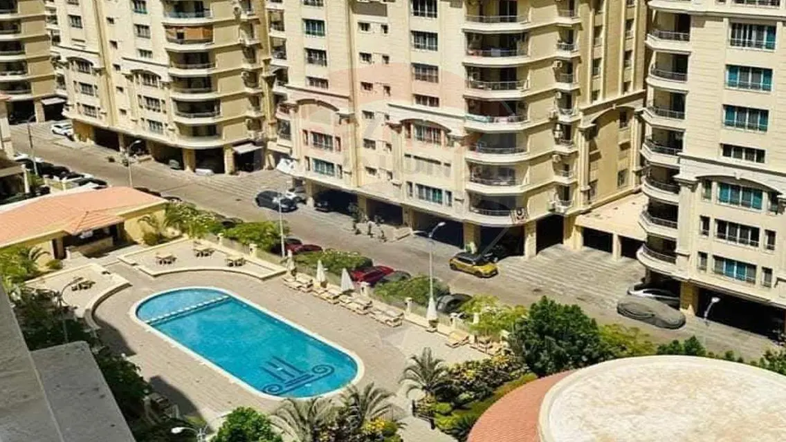 شقة للبيع في منطقة متميزة مع شرفة