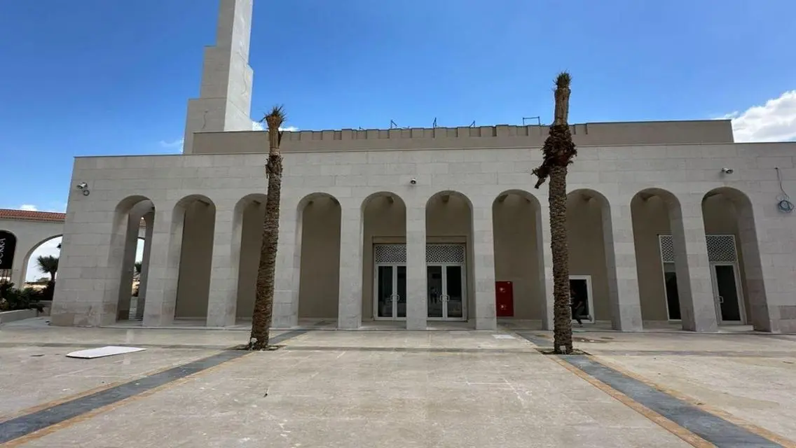 فيلا فاخرة في قرية دورا بمساحة واسعة