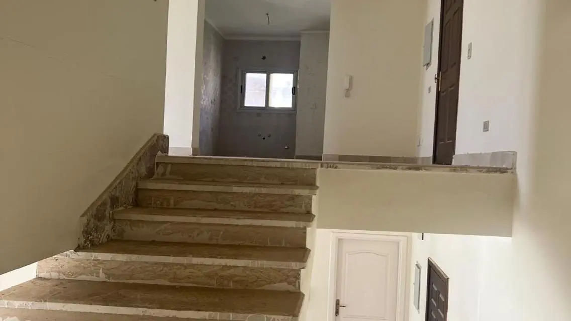 فيلا فاخرة للبيع بحكم بحيرة - 11275000 ج.