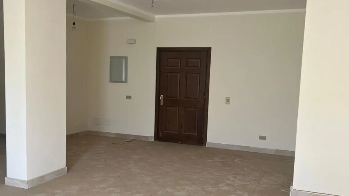فيلا فاخرة للبيع بحكم بحيرة - 11275000 ج.