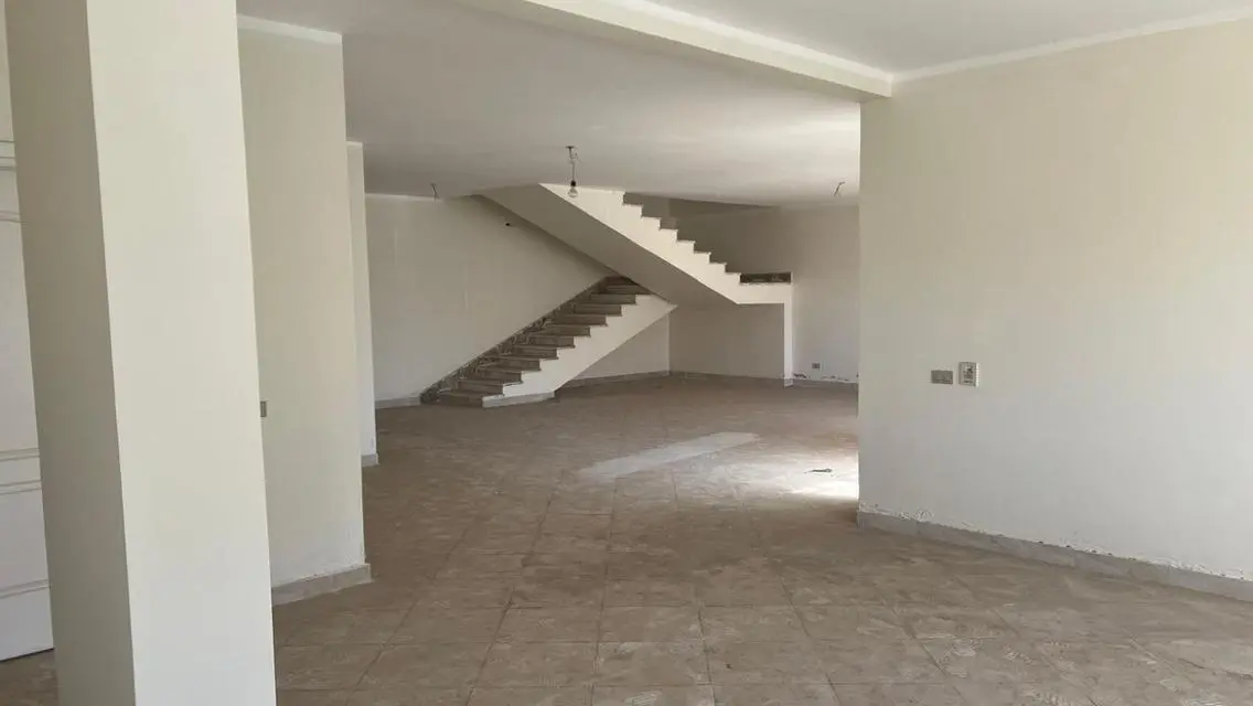 فيلا فاخرة للبيع بحكم بحيرة - 11275000 ج.