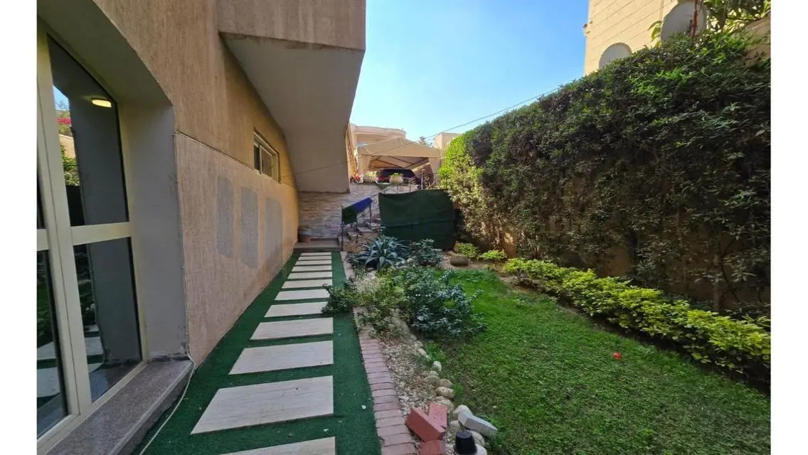 فيلا فاخرة للبيع بحديقة خاصة وشرفة