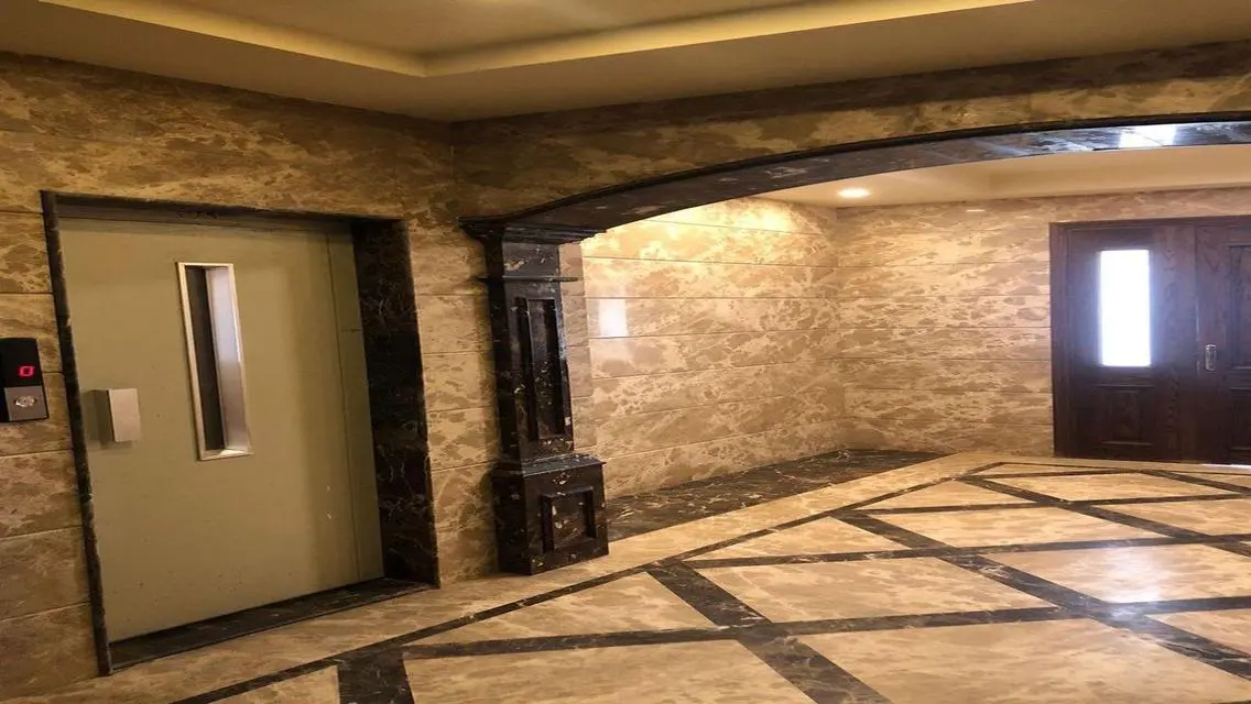 شقة فاخرة بمساحة 100 متر مع شرفة بسعر مغري