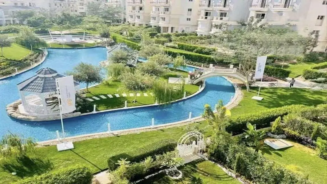 فيلا فاخرة للبيع بمساحة واسعة وحديقة خاصة