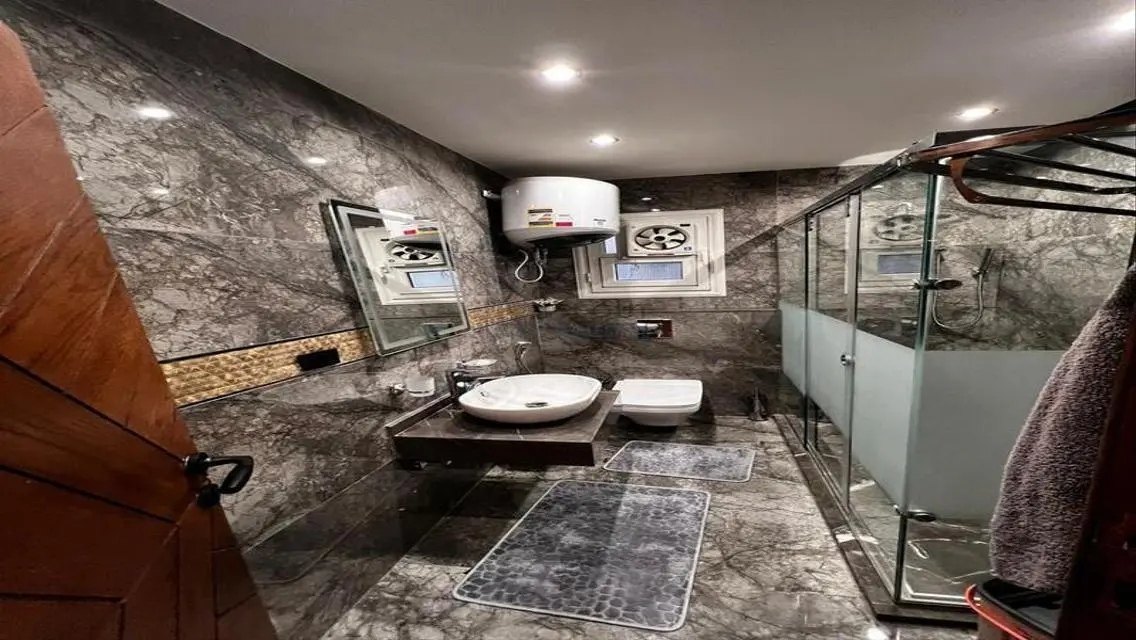 Luxurious Apartment for Sale in Hyde Park with Spacious Living