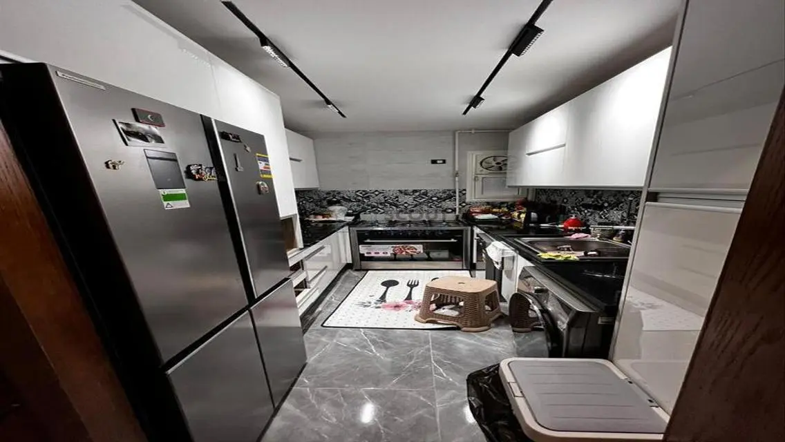 Luxurious Apartment for Sale in Hyde Park with Spacious Living