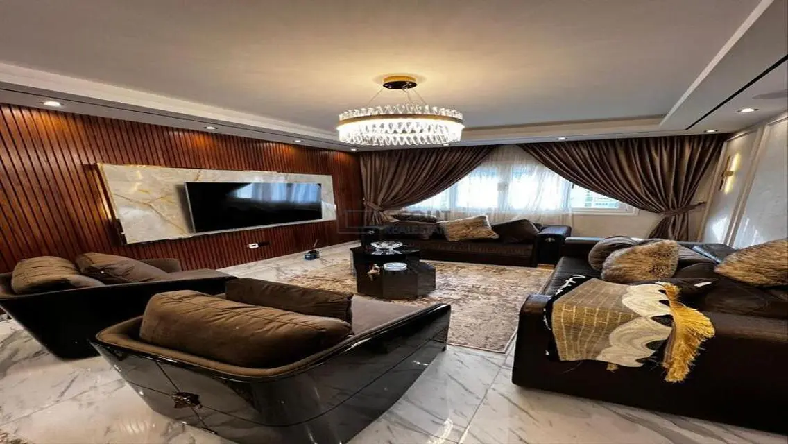 Luxurious Apartment for Sale in Hyde Park with Spacious Living