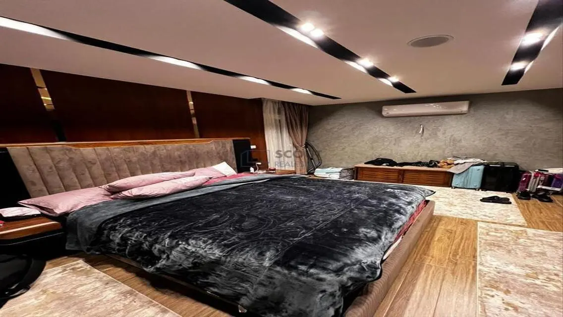 Luxurious Apartment for Sale in Hyde Park with Spacious Living