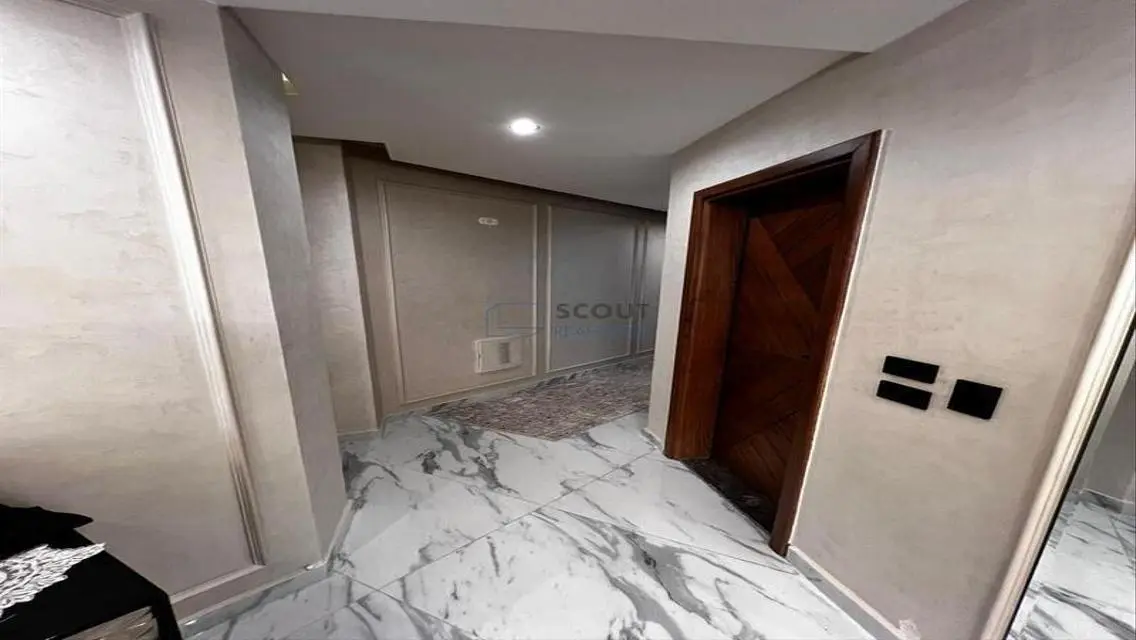 Luxurious Apartment for Sale in Hyde Park with Spacious Living