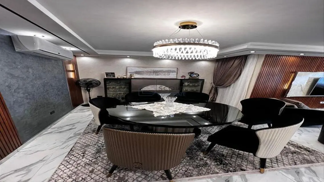 Luxurious Apartment for Sale in Hyde Park with Spacious Living