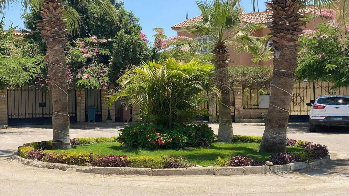 شقة فاخرة بحديقة خاصة في موقع متميز
