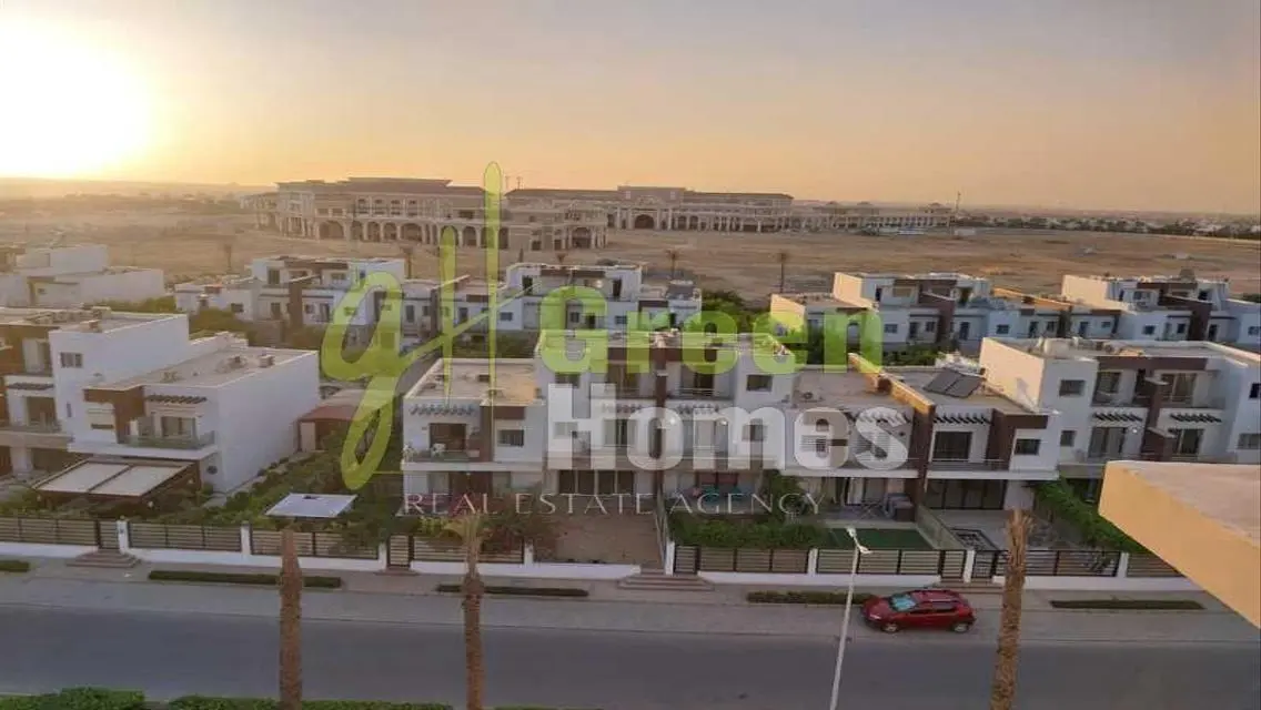 شقة مميزة مع شرفة ومسبح مشترك للبيع