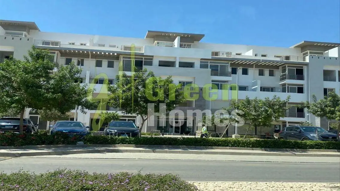 شقة مميزة مع شرفة ومسبح مشترك للبيع