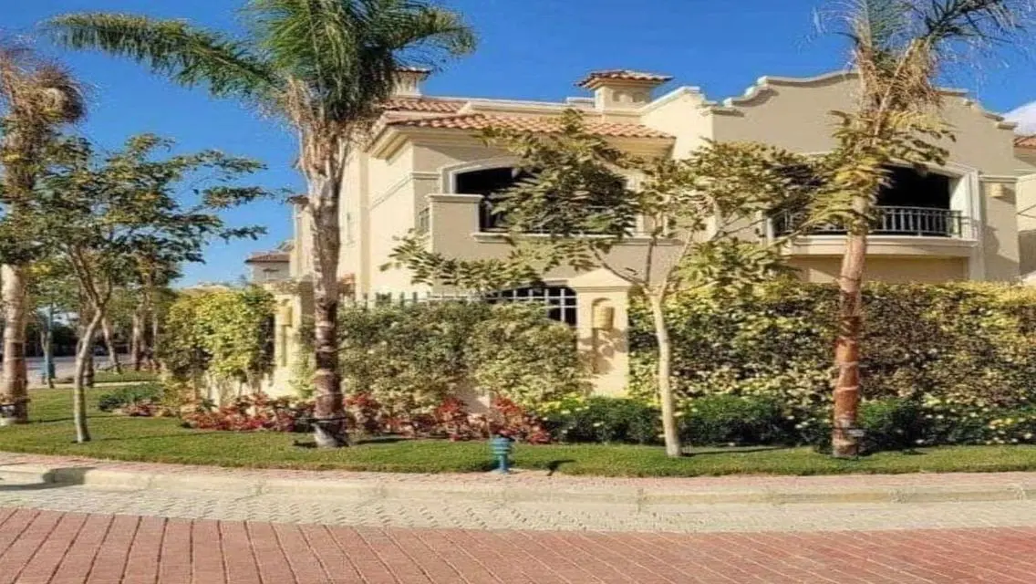 Luxurious Villa with Private Garden and Pool in a Prime Location