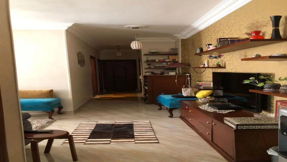 شقة فاخرة مع شرفة في موقع متميز