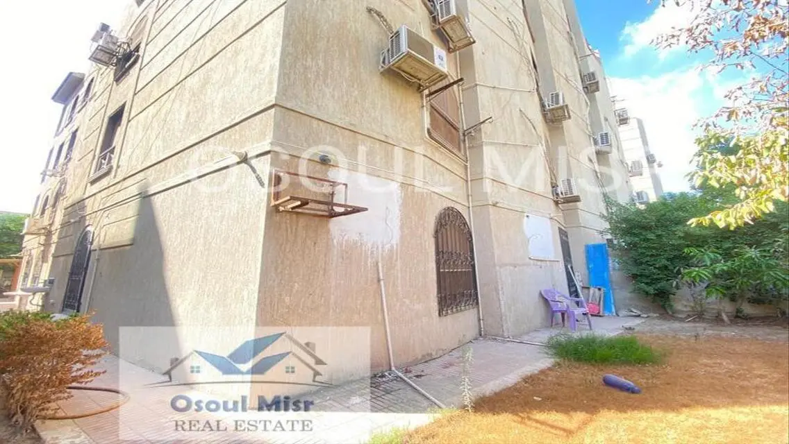 شقة فاخرة بتصميم عصري مع حديقة خاصة