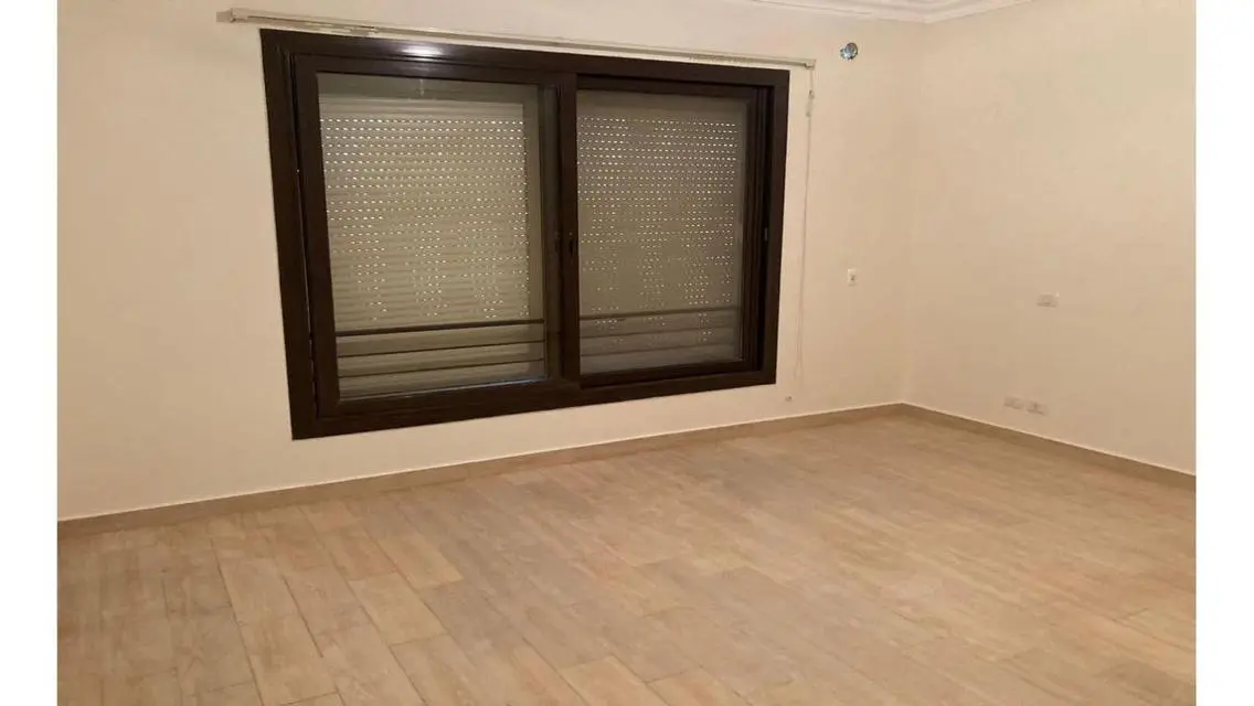 شقة فاخرة مع حدائق ومرافق متميزة