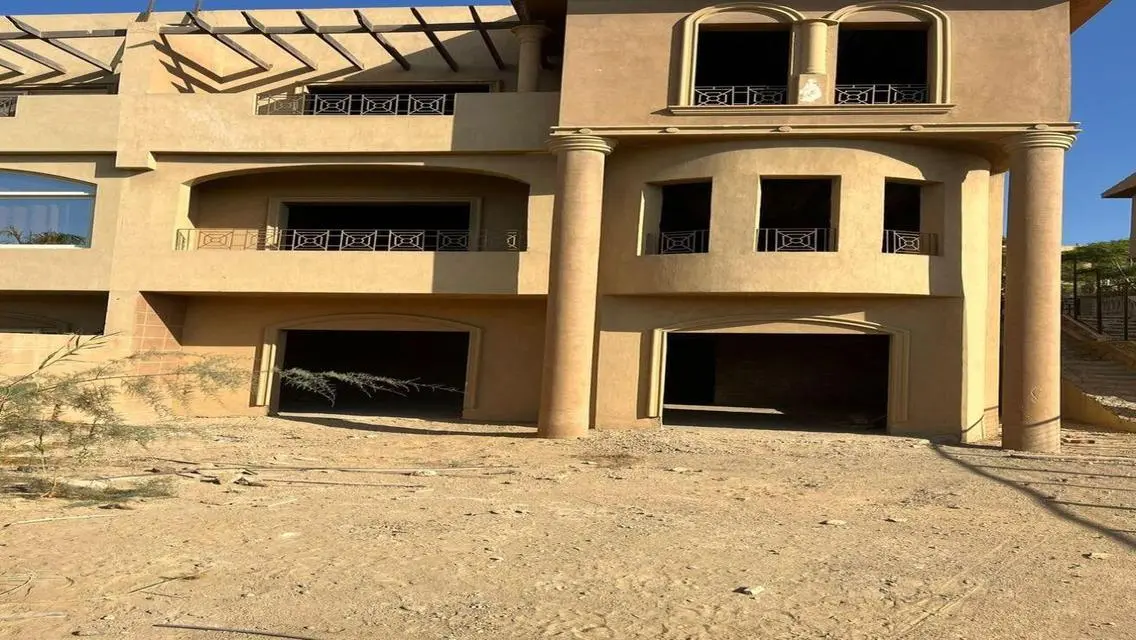 شقة فاخرة بمساحة واسعة مع حديقة خاصة