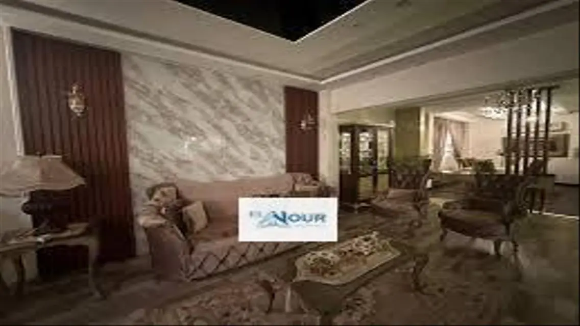 فيلا فاخرة للبيع مع حديقة خاصة