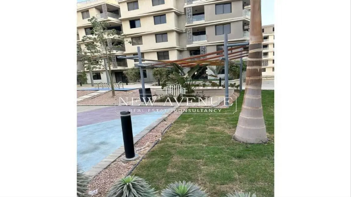 شقة فاخرة بمساحة واسعة مع مجموعة من المرافق