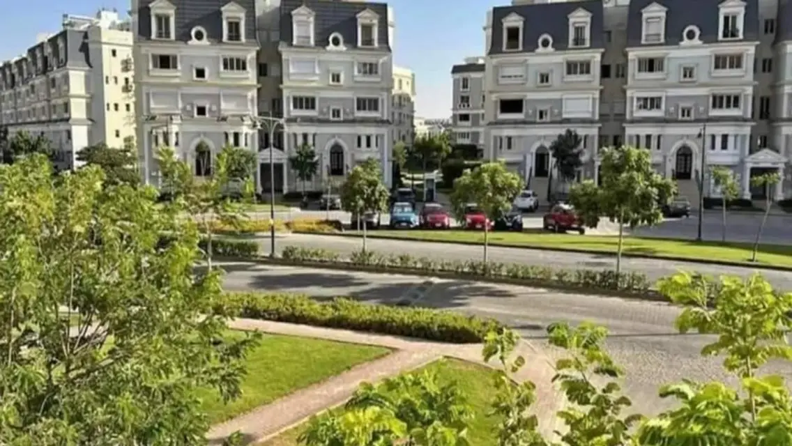 Luxury Apartment with Lake View