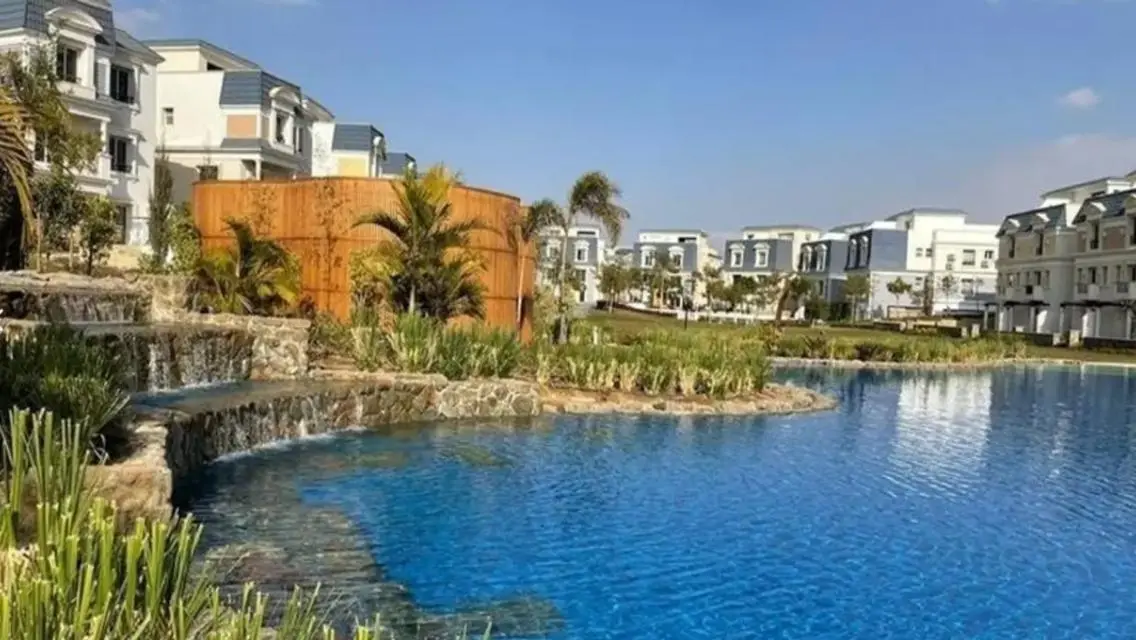 Luxury Apartment with Lake View