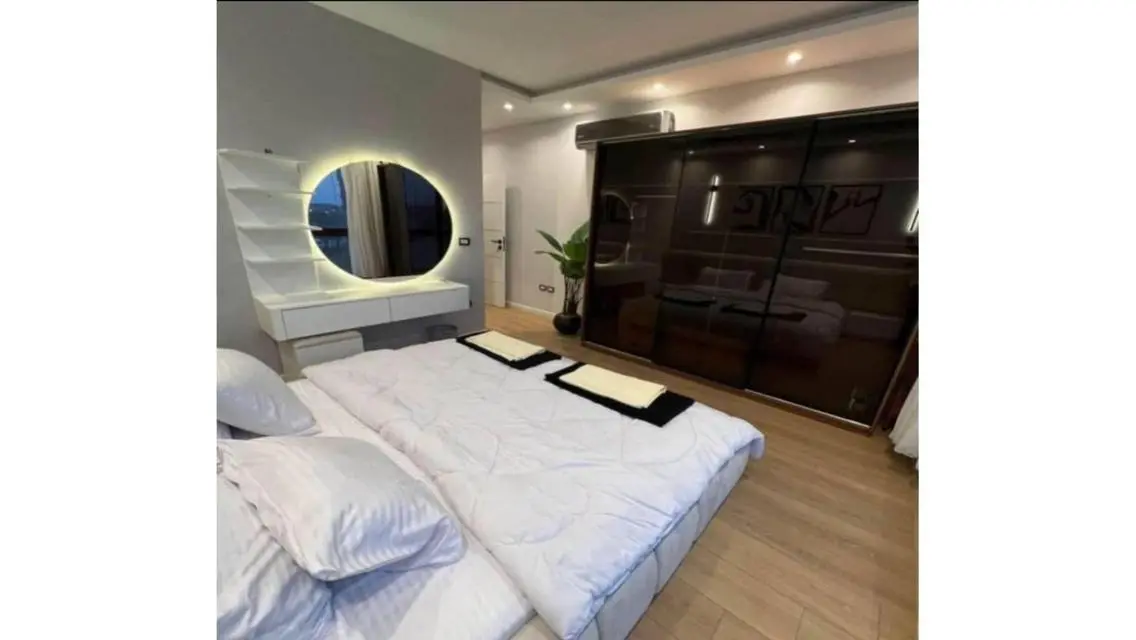 Luxurious Apartment with Lake View in the Heart of the City